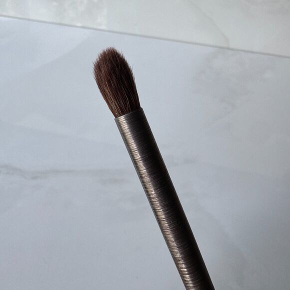 NWOT Urban Decay Tapered Blending Eye Brush - E209 - Excellent condition - Picture 3 of 4